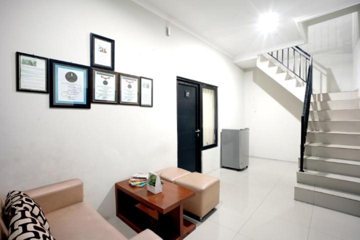 Hostel Dparagon Pamela 3 Yogyakarta Exterior foto